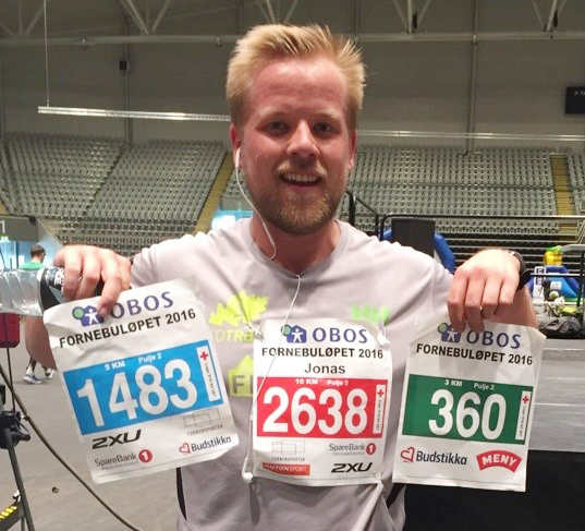 Jonas Vingelgaard holder opp startnummer for alle tre distansene 3, 5 og 10 km